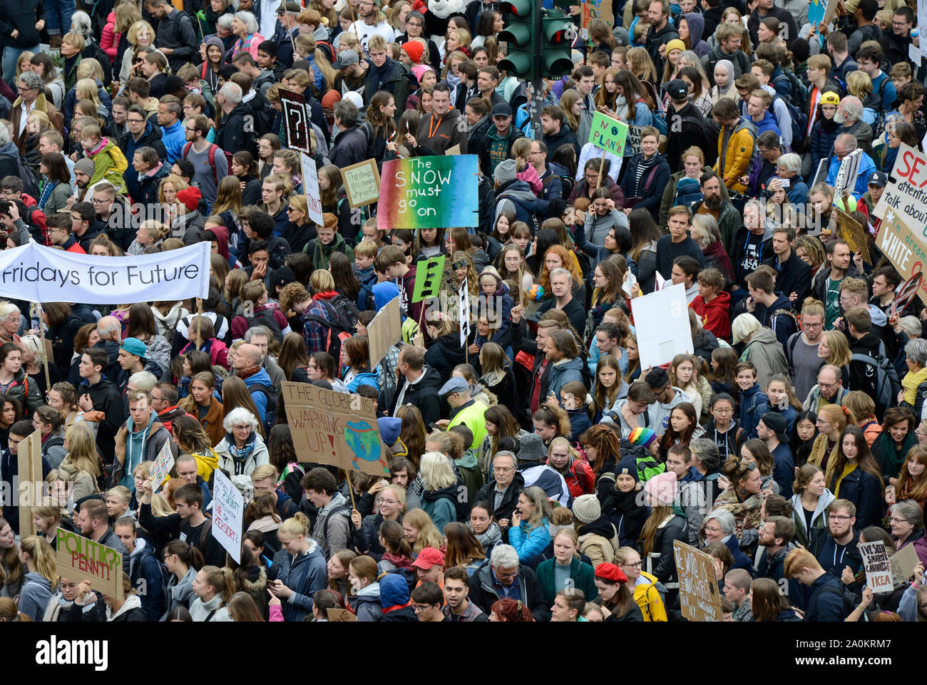 Deutschland, Hamburg City, Freitags für zukünftige, Klima Bewegung der Schülerinnen und Schüler für Klima- und Umweltschutz, Schule Streik und Demonstration mit 70.000 Demonstranten am Jungfernstieg 20. Sep 2019, Skolstrejk för klimatet wurde von der schwedischen Schüler Greta Thunberg in Stockholm gestartet Stockfoto