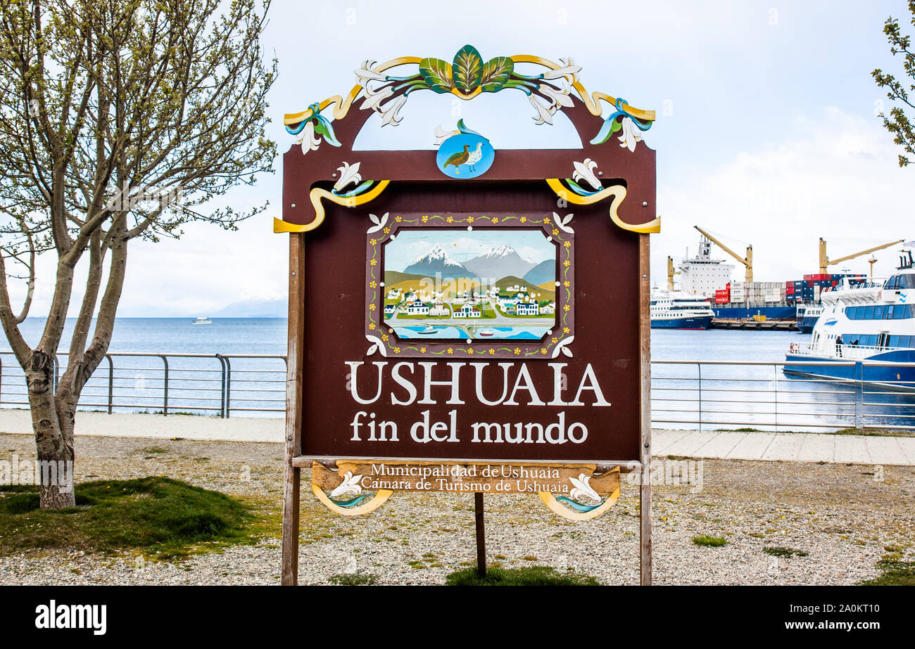 Zeichen in Ushuaia, der südlichsten Stadt der Welt, Werbung der Stadt am Ende der Welt, oder "Fin del Mundo". Stockfoto