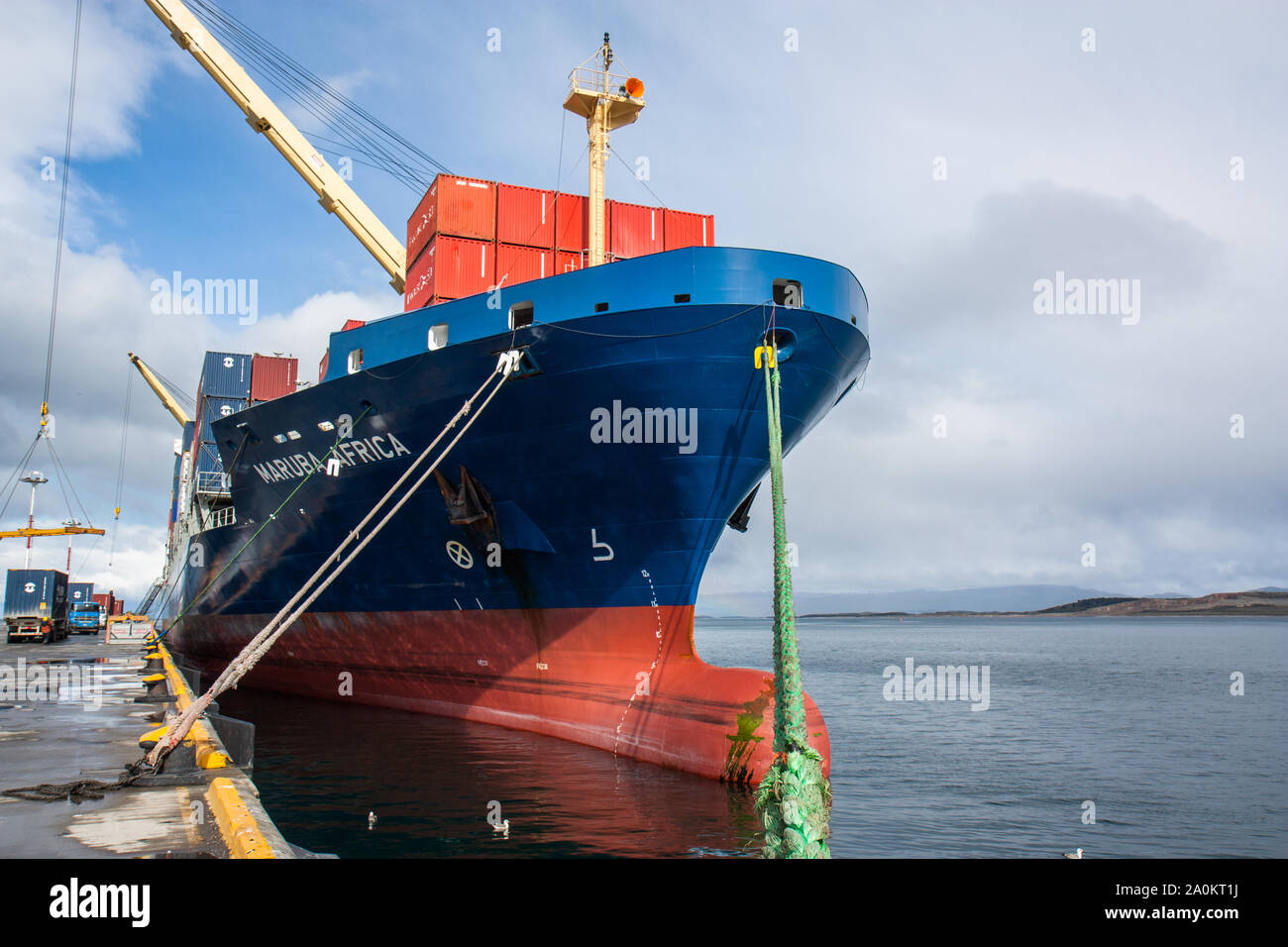 Frachtschiff Maruba Afrika angedockt und Entladung im Hafen von Ushuaia. Argentinien. Stockfoto