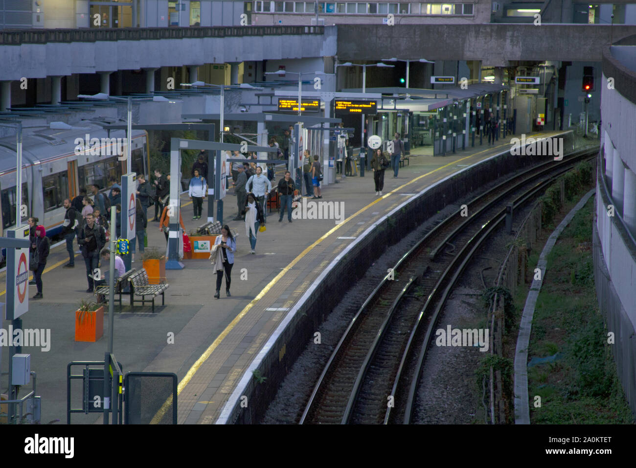 Pendler warten auf den Zug auf der Plattform des Gunnersbury Station, West London, England, Großbritannien Stockfoto