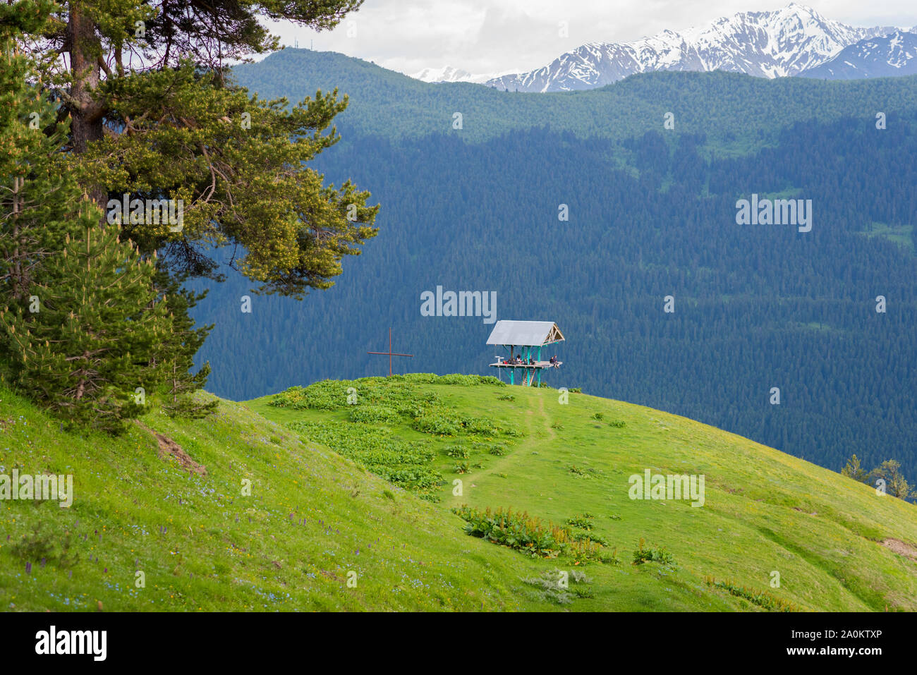 Trail und Zuflucht auf Mountain Trekking Route von Mestia zu Mazeri (Becho) - swanetien, Georgia. Stockfoto