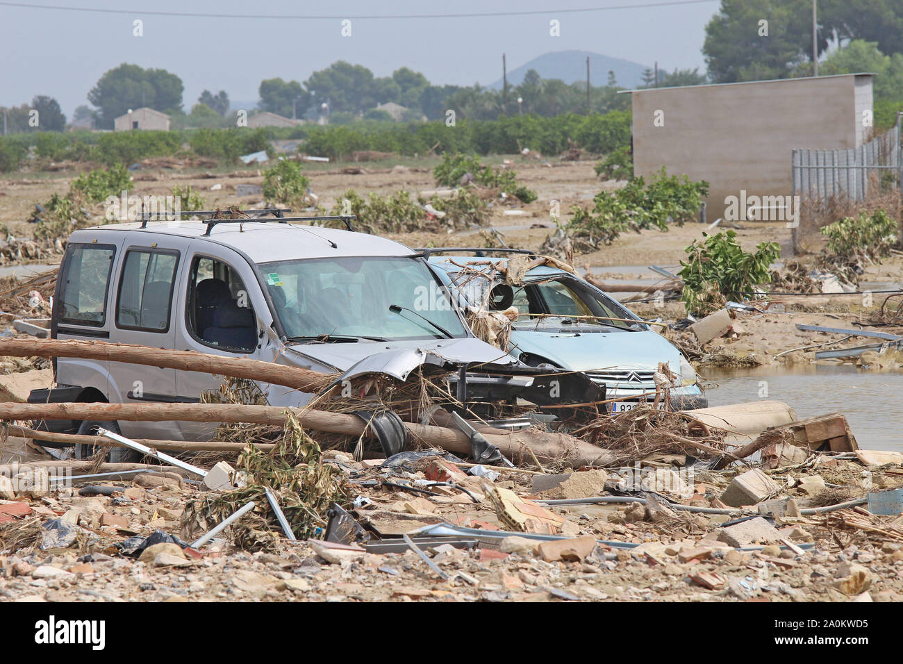 Süd-östlich Spanien, Sept. 2019. Diese beiden Autos gewaschen, in ein Feld ein und ruiniert, wenn der Fluss Segura seine Banken bei einem massiven Sturm Burst - "Gota Fria" Stockfoto