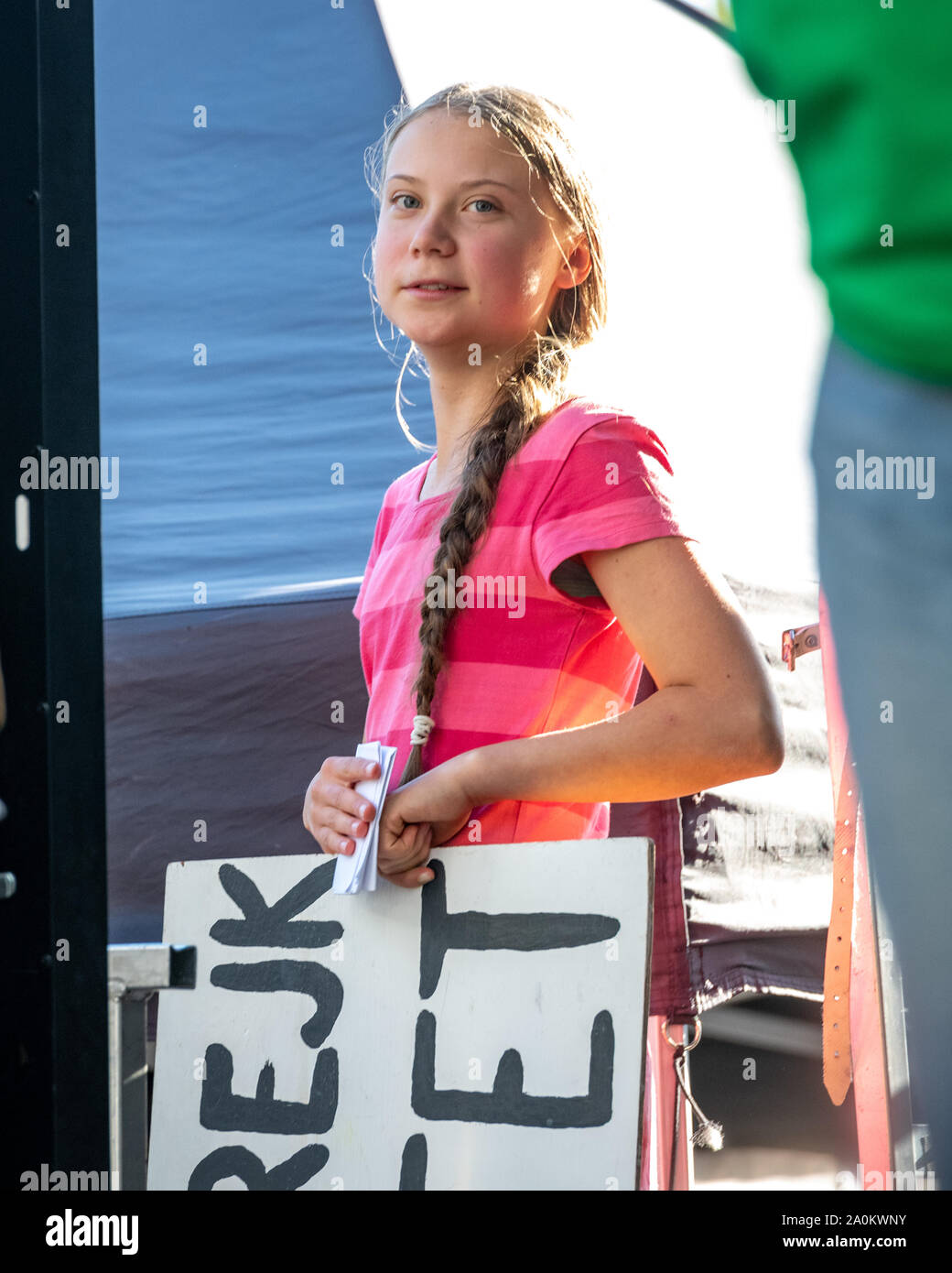 New York, USA, 20. September 2019. Schwedische Aktivistin Greta Thunberg applaudiert, als sie die Bühne nach der Adressierung ein Klima Strike Rally in New York City verlässt. Credit: Enrique Ufer/Alamy leben Nachrichten Stockfoto