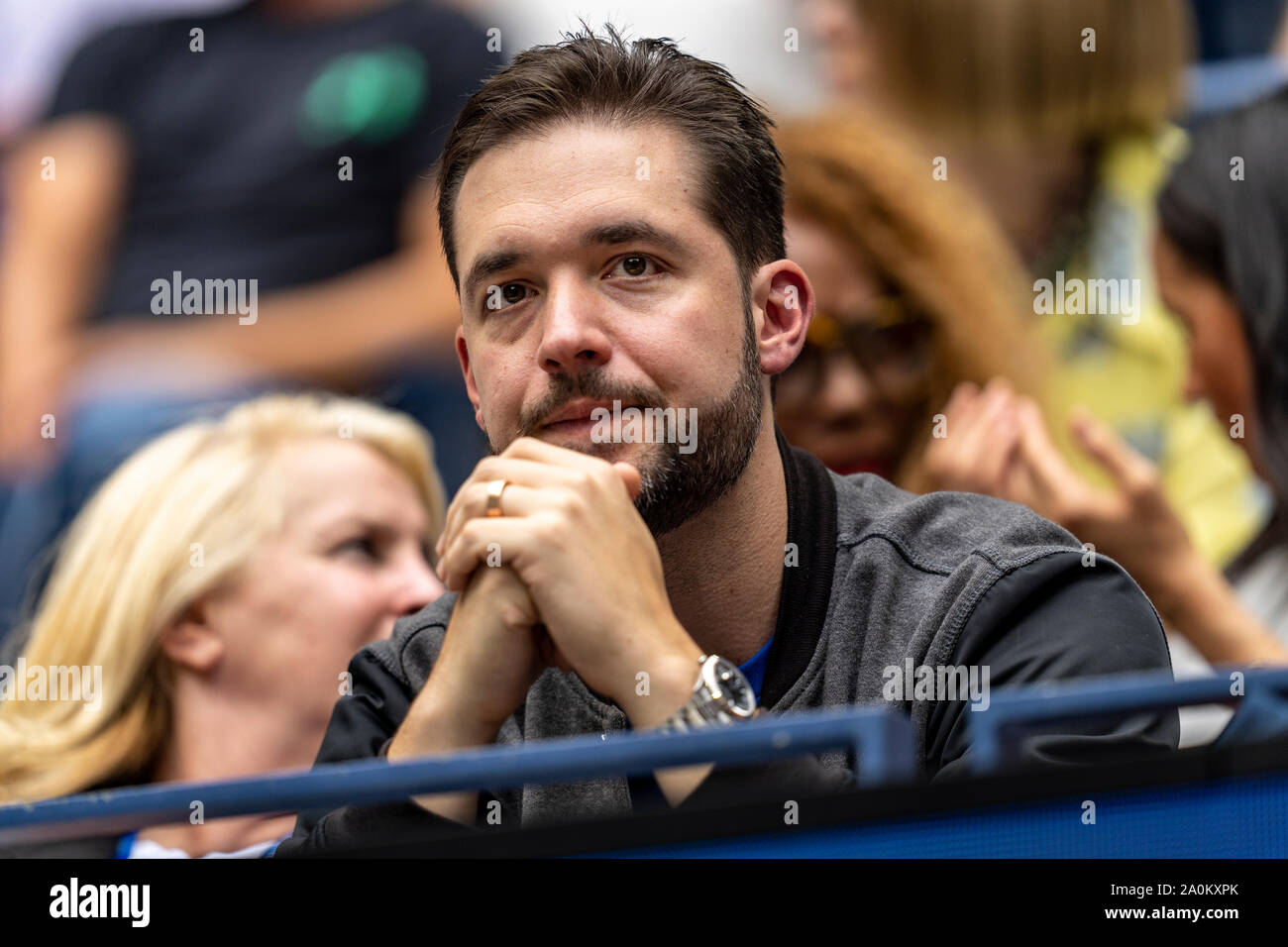 Serena Williams der USA Ehemann Alexis ohanian beobachten sie, während sie im Finale von Singles der Frauen ist bei den US Open Tennis 2019 konkurrierenden Stockfoto