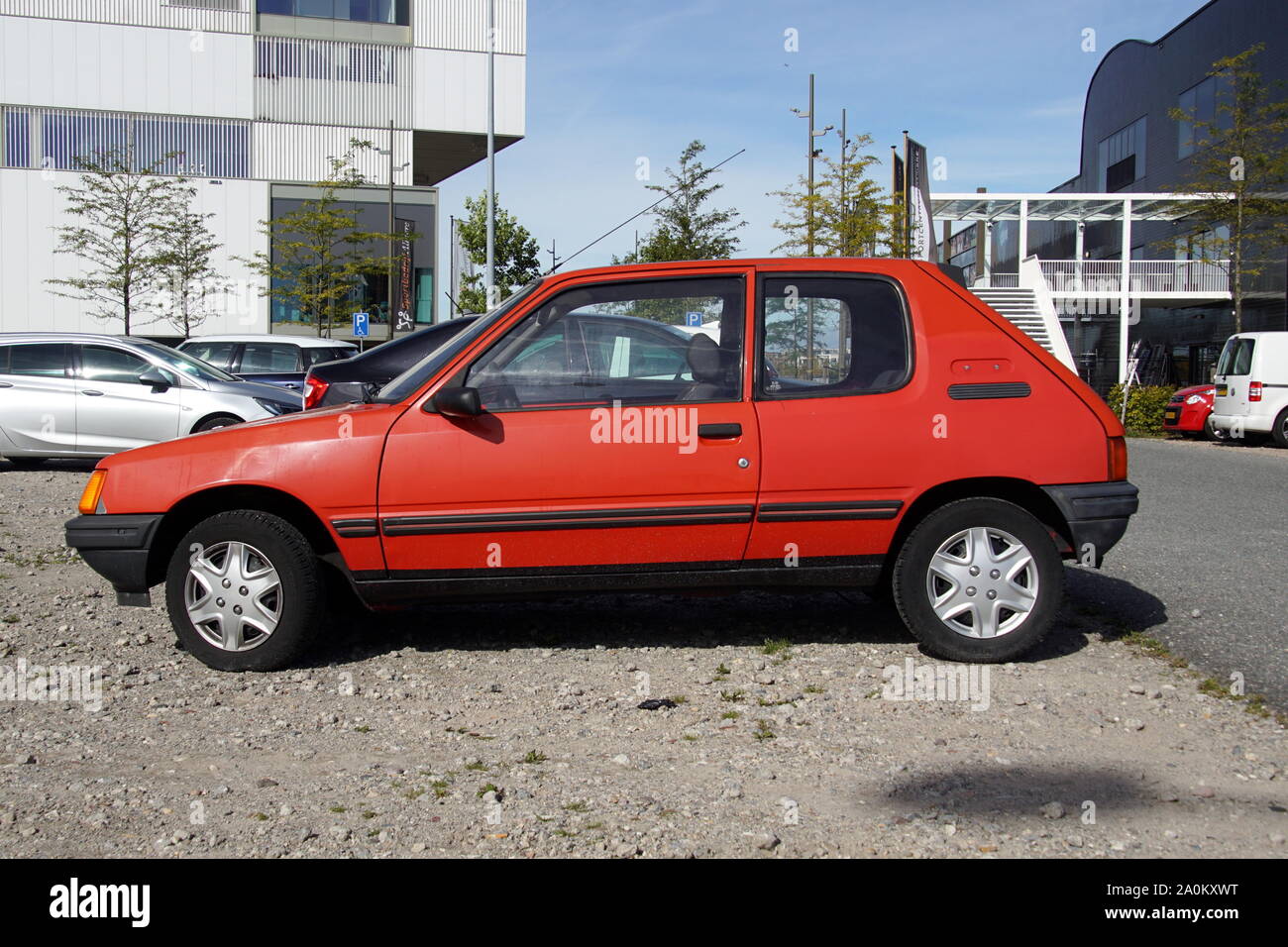 Almere, Niederlande - 20 September 2019: red Peugeot 205 auf einem öffentlichen Parkplatz geparkt. Niemand im Fahrzeug. Stockfoto