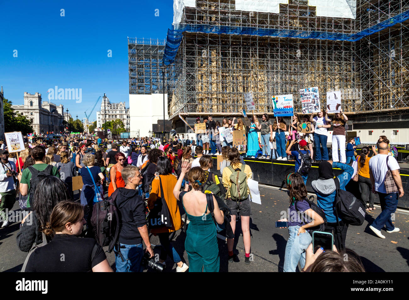 20. September 2019, London, UK-Schüler stehen auf einer Wand mit Plakaten riefen Parolen auf das globale Klima Streik in Westminster Stockfoto