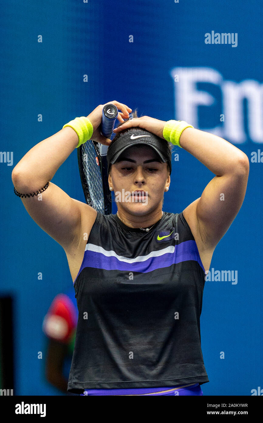 Bianca Andreescu der emotionalen Kanadas Reaktion nach dem Sieg über Serena Williams aus den USA und gewinnt bei den Frauen Singles Finale der US Open 2019 Stockfoto