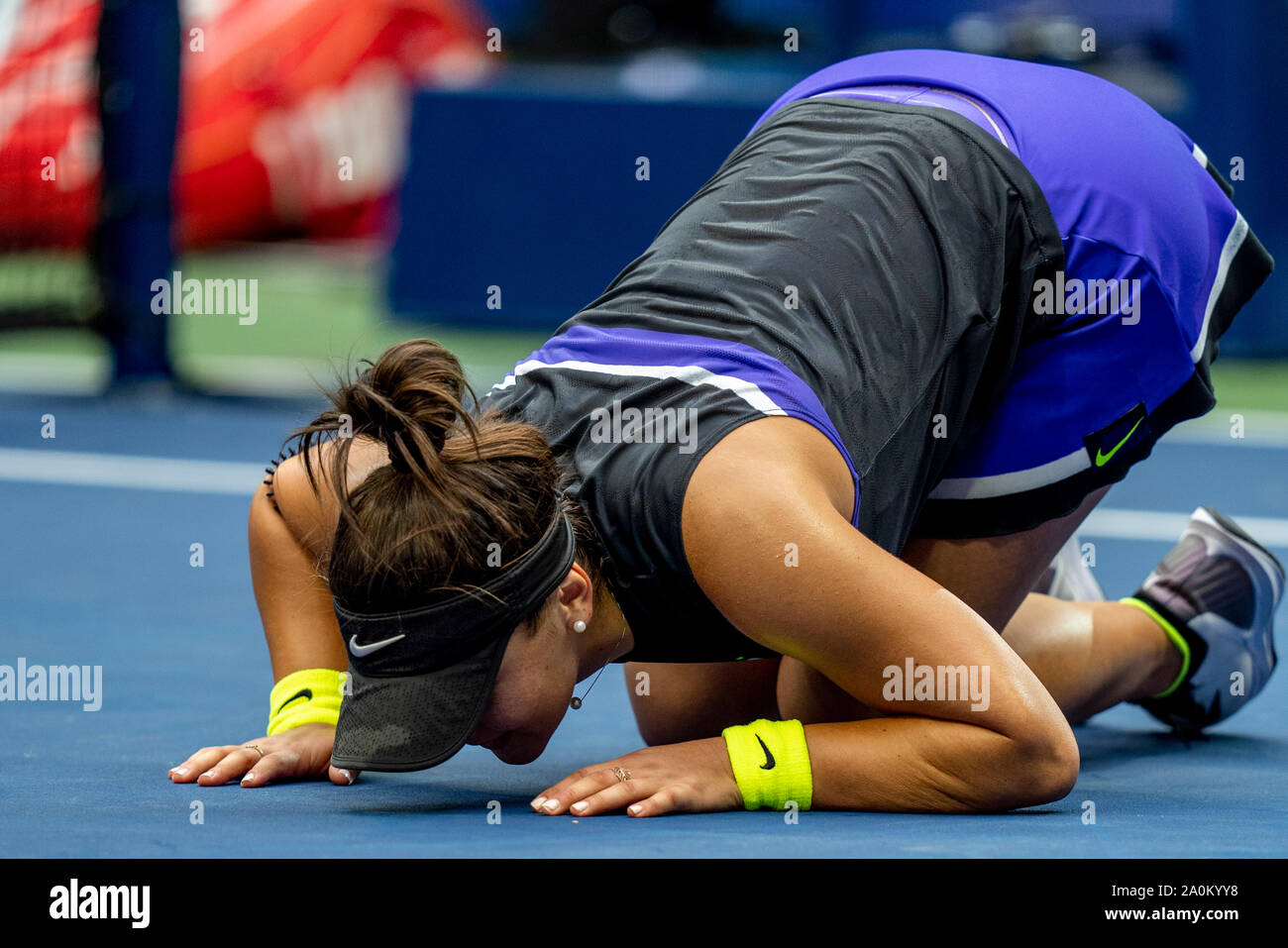 Bianca Andreescu der emotionalen Kanadas Reaktion nach dem Sieg über Serena Williams aus den USA und gewinnt bei den Frauen Singles Finale der US Open 2019 Stockfoto