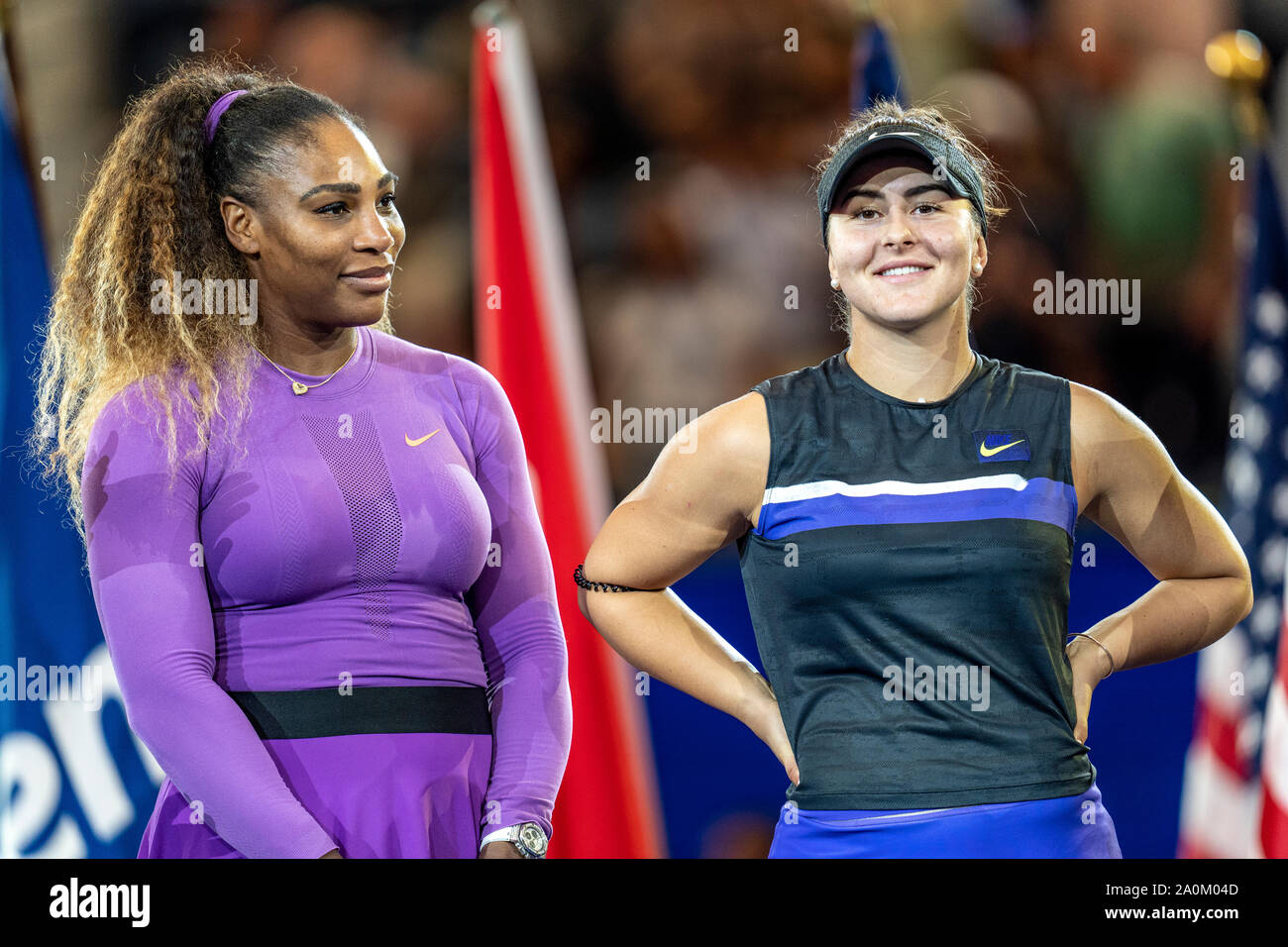 Bianca Andreescu von Kanada mit Serena Williams aus den USA nach Ihrem besiegen und gewinnen die Damen Finale der US Open Tennis 2019 Stockfoto