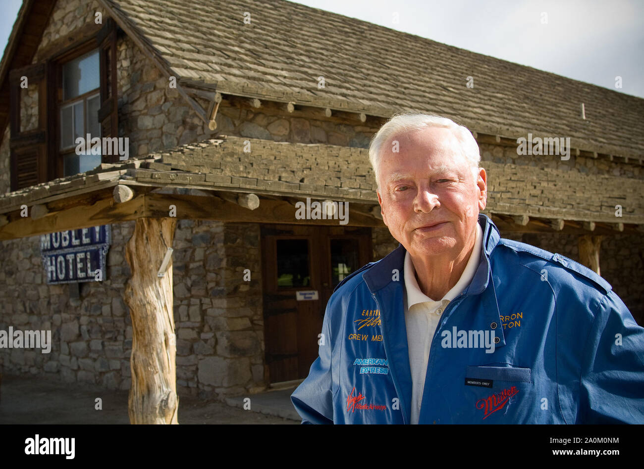 Flying M Ranch, Nevada, USA. 03 Mai, 2008. Hotel Magnat Barron Hilton, 80, stellt sich in einem Porträt vor einem alten Stage Coach Stop Samstag, 3. Mai 2008 auf seiner Ranch, die 'Flying-M" in Lyon County, Nevada, 60 Meilen südlich von Reno. Ein Zeichen von den Mobley Hotel von Cisco, Texas hängt außerhalb der Bühne. Die Mobley hotel war Conrad Hilton - Barron's Vater - First Hotel Credit: David Calvert/ZUMAPRESS.com/Alamy leben Nachrichten Stockfoto