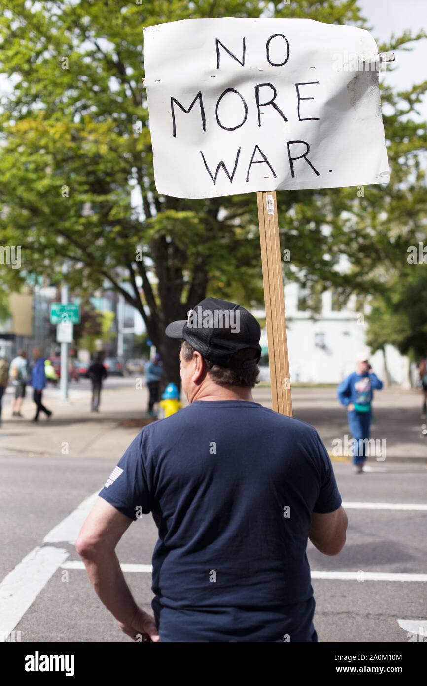 Ein Mann, der ein Schild mit der Aufschrift "Nie wieder Krieg" an der Klima Strike Rally in Eugene, Oregon, USA. Stockfoto