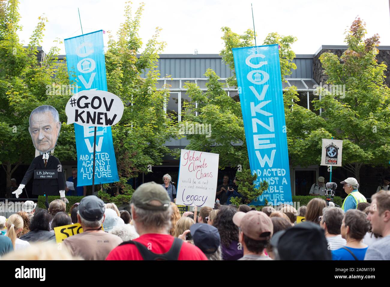 Ein riesiges Schild, Präsident Johnson an der Klima Strike Rally in Eugene, Oregon, USA. Stockfoto