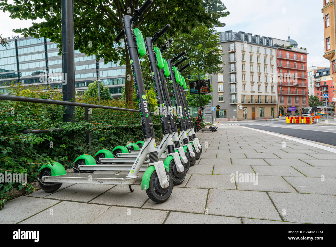 Stockholm, Schweden. September 2019. Anzeigen der elektrischen Verleih Motorroller auf dem Bürgersteig geparkt Stockfoto