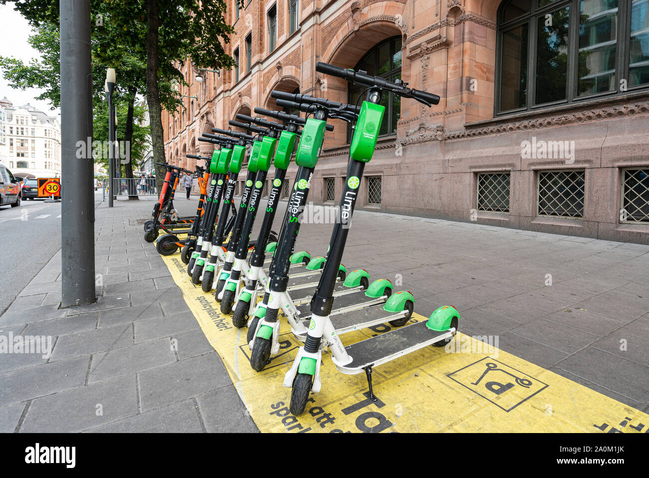 Stockholm, Schweden. September 2019. Anzeigen der elektrischen Verleih Motorroller auf dem Bürgersteig geparkt Stockfoto