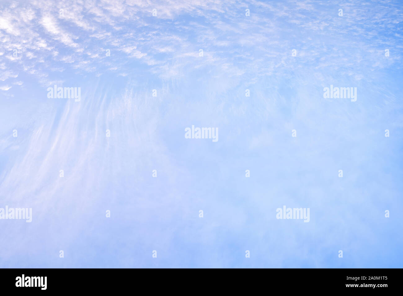 Leicht bewölkter Himmel. Cloudscape am sonnigen Tag abstrakte Textur und Hintergrund Stockfoto