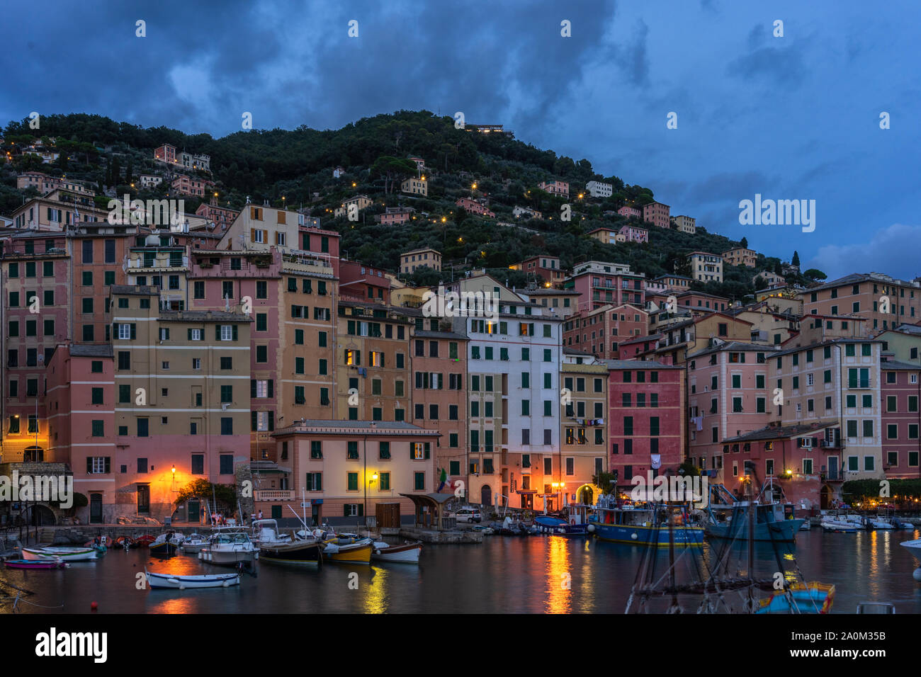 Die bunten Häuser von Camogli direkt am Meer bei Nacht, Camogli, Ligurien, Italien 2019 Stockfoto
