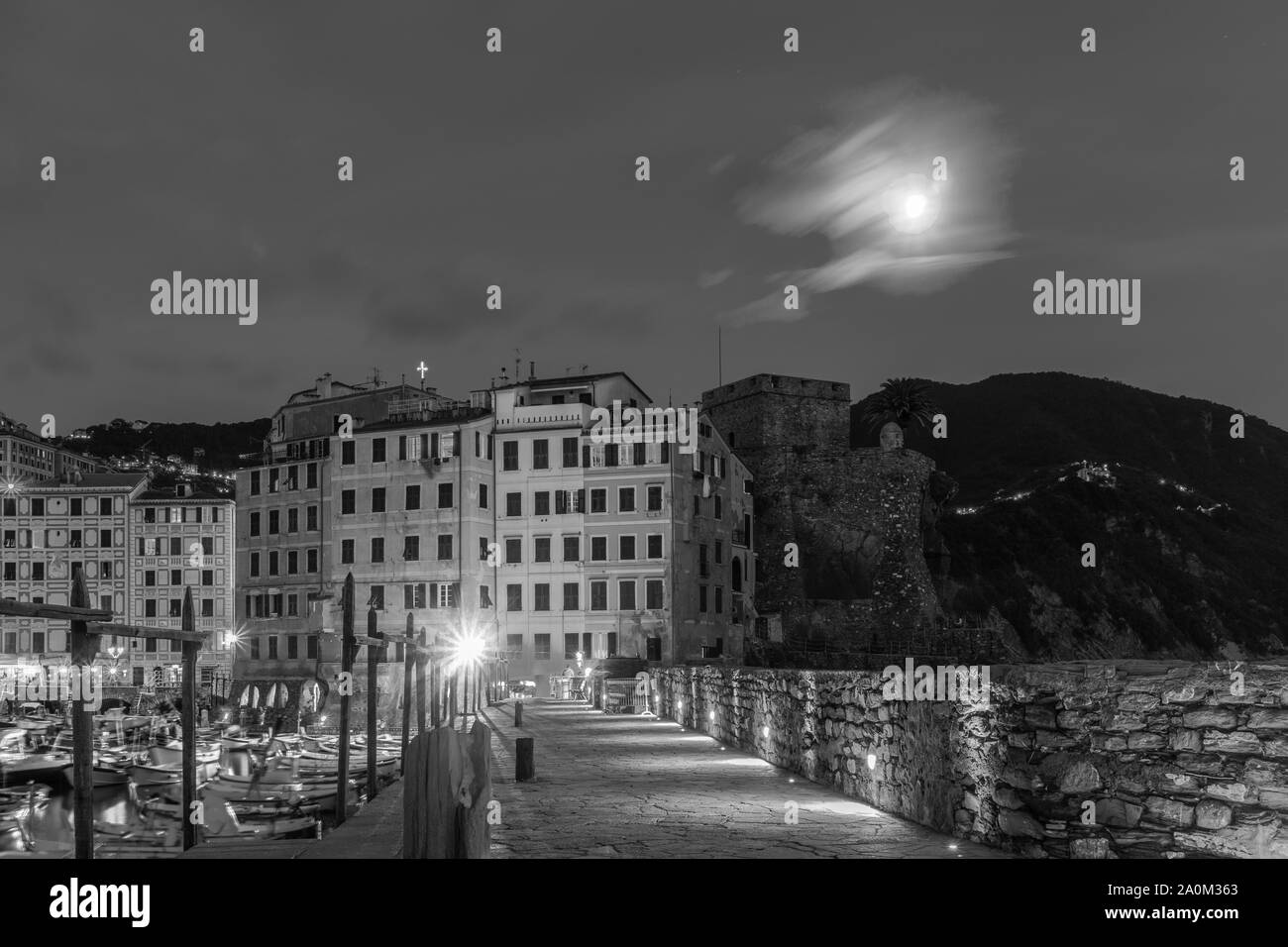 Monochrom von Camogli direkt am Meer bei Nacht, Camogli, Ligurien, Italien 2019 Stockfoto