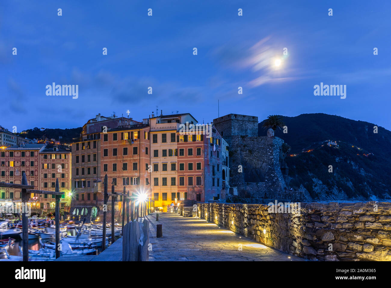 Bunte Häuser in Camogli bei Nacht, Camogli, Ligurien, Italien 2019 Stockfoto
