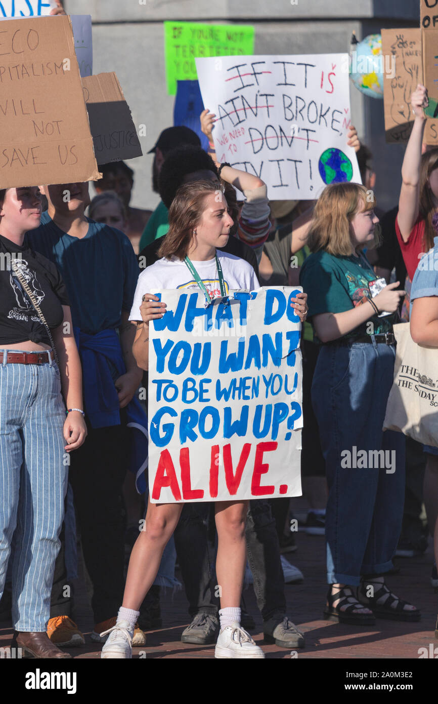 Tausendjährige Demonstranten halten Zeichen bei der Internationalen Klima-Justice-Rallye in Asheville, NC, USA. Stockfoto