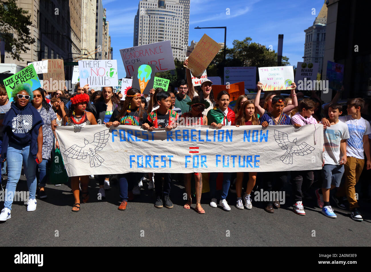 New York, NY, 20. September 2019. New York, NY, 20. September 2019. Junge Vertreter indigener Völker marschieren unter dem Banner "Forest Rebellion Now, Forest for Future" beim von Jugendlichen geführten NYC-Klimabreik. Zehntausende Menschen, Studenten nahmen an der demonstration Teil und versammelten sich am Broadway zum Battery Park mit Greta Thunberg als Teilnehmer und Gast. Stockfoto