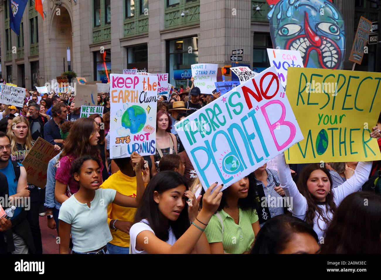 New York, NY, 20. September 2019. Junge Frauen halten beim von Jugendlichen geführten NYC-Klimabrek Schilder "There is No Planet B" und "Respect Your Mother". Zehntausende Menschen, Studenten nahmen an der demonstration Teil und versammelten sich am Broadway zum Battery Park mit Greta Thunberg als Teilnehmer und Gast. Stockfoto