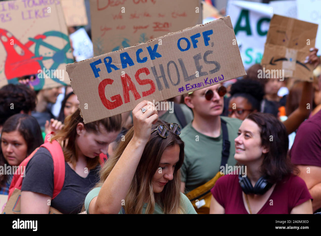 New York, NY, 20. September 2019. Eine Frau hält ein Schild "Frack off, Gasholes" aus Protest gegen Fracking beim von der Jugend geführten NYC-Klimabrek. Zehntausende Menschen, Studenten nahmen an der demonstration Teil und versammelten sich am Broadway zum Battery Park mit Greta Thunberg als Teilnehmer und Gast. Stockfoto