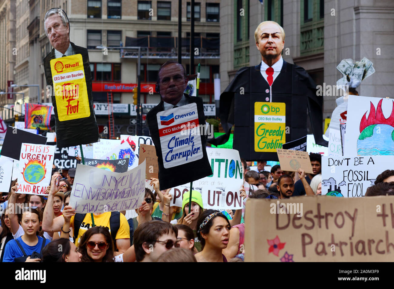 New York, NY, 20. September 2019. Demonstranten tragen Bildnis von Energieunternehmen CEOs beim Jugendstreik in NYC. Zehntausende Menschen, Studenten nahmen an der demonstration Teil und versammelten sich am Broadway zum Battery Park mit Greta Thunberg als Teilnehmer und Gast. Stockfoto