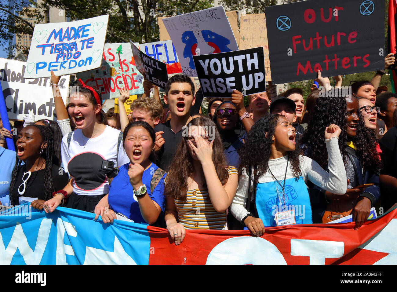 New York, NY, 20. September 2019. Eine vielfältige Gruppe junger Menschen brüllt mit Energie, während sie sich für das Klima beim NYC-Klimabereik versammeln. Zehntausende Menschen, Studenten nahmen an der demonstration Teil und versammelten sich am Broadway zum Battery Park mit Greta Thunberg als Teilnehmer und Gast. Stockfoto