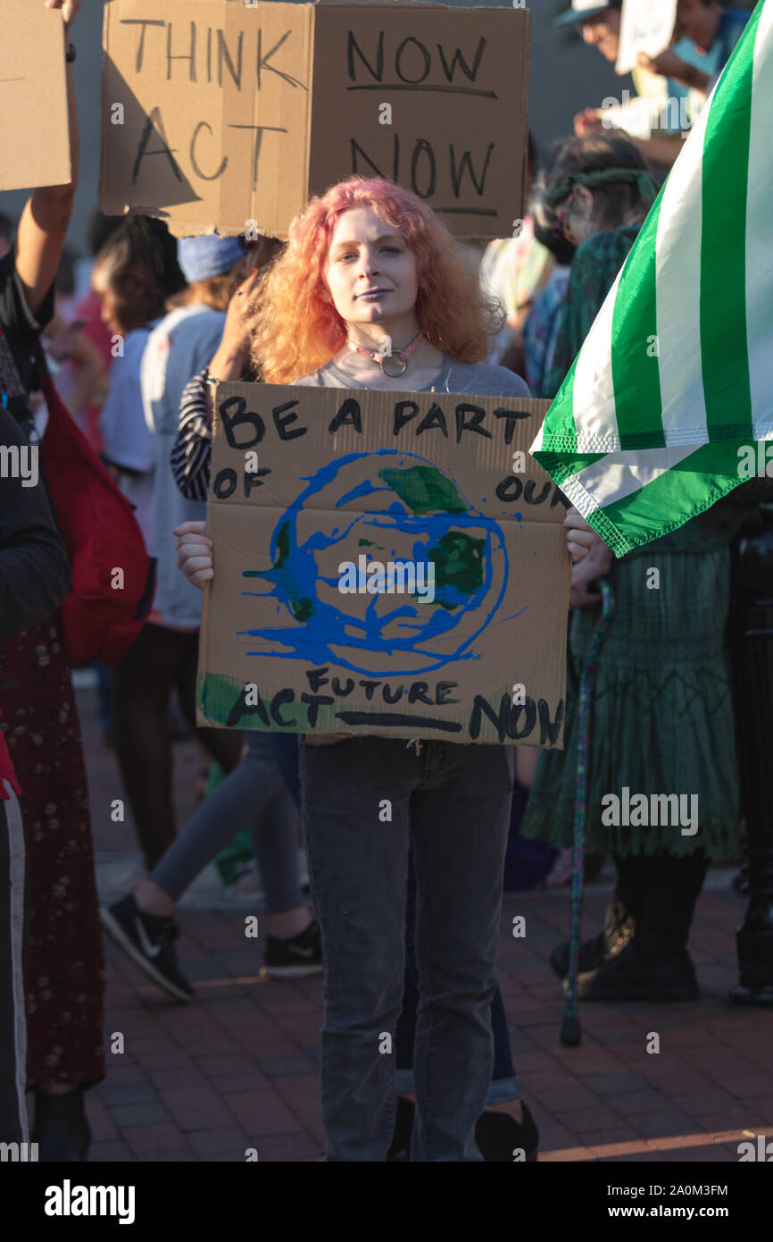 Eine junge Frau protestiert mit einem Schild bei der Internationalen Klima-Justice-Rallye in Asheville, NC, USA. Stockfoto