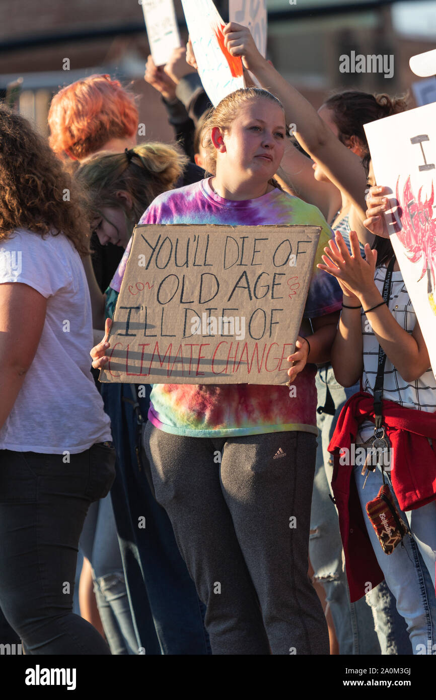 Junge Demonstranten halten Zeichen bei der International Climate Justice Rally in Asheville, NC, USA. Stockfoto