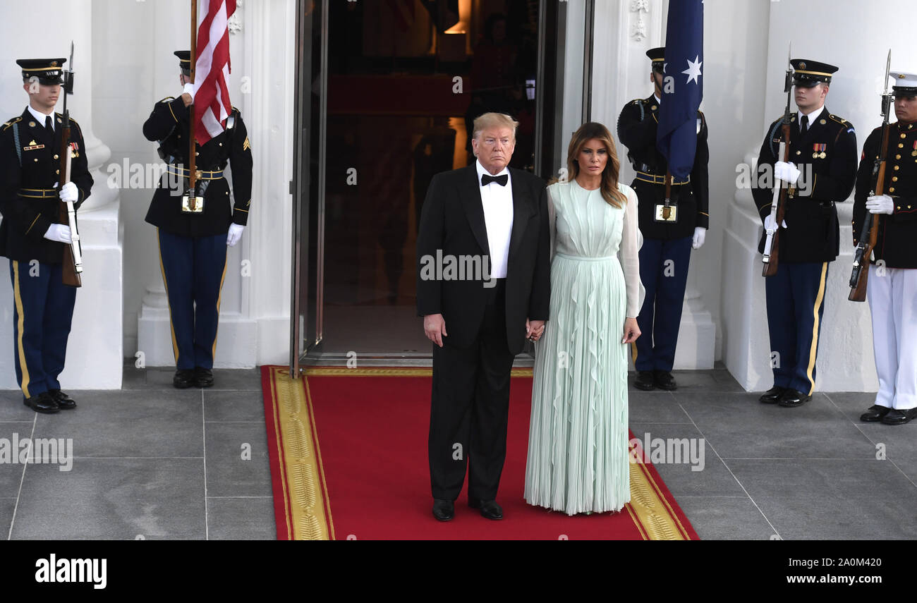 Präsident Donald Trump hält die Hände mit First Lady Melania Trump, wie sie die Ankunft von Australiens Premierminister Scott Morrison und seine Frau Jennifer Morrison, ein formales Abendessen warten, im Weißen Haus, Freitag, September 20, 2019, in Washington, DC. Die Führer bedeckte ein Tag, in dem sie diskutiert, Handel, China und Spannungen im Nahen Osten. Foto von Mike Theiler/UPI Stockfoto