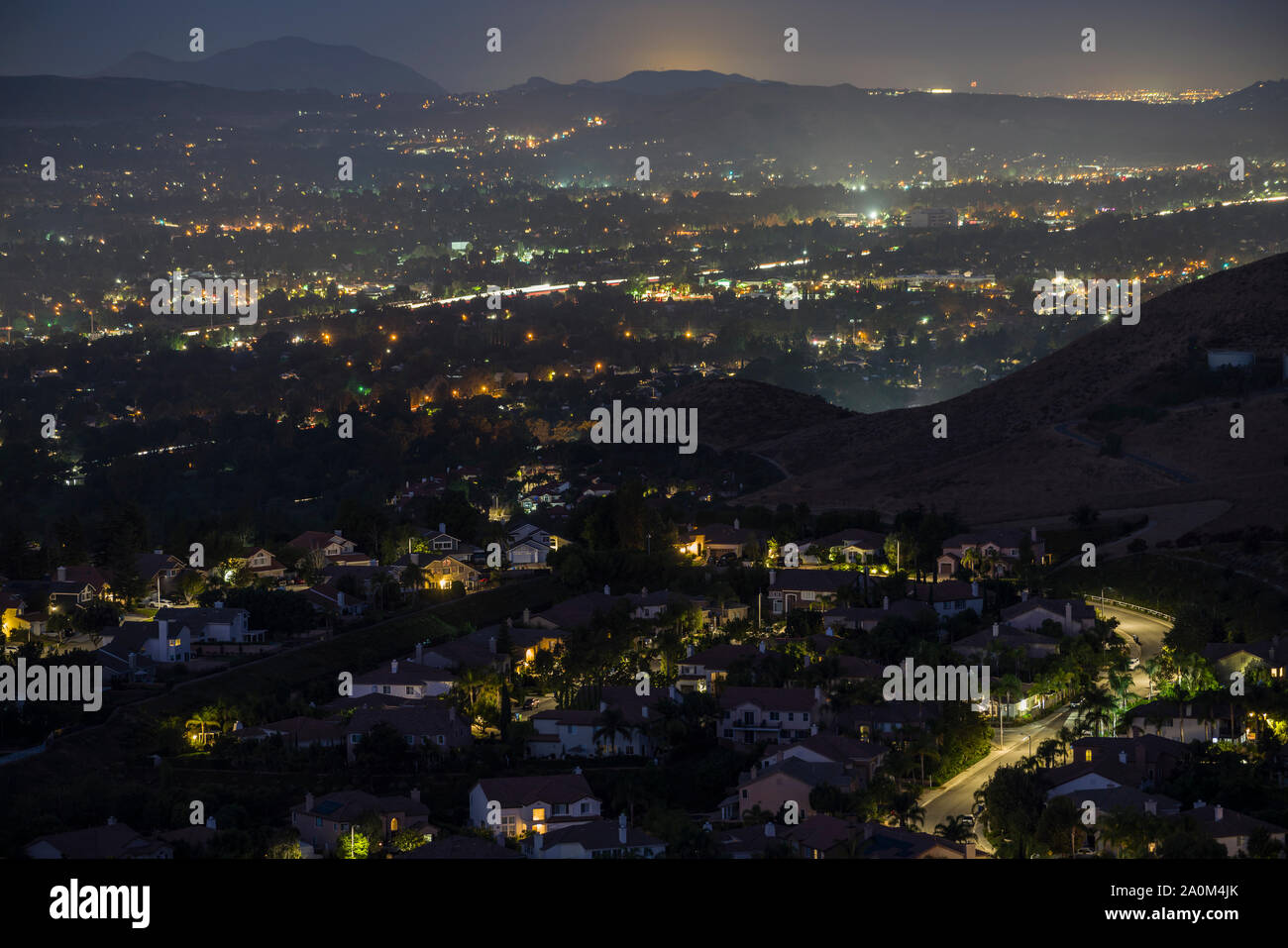 Dunstige nacht Hügel Aussicht von suburban Simi Valley in der Nähe von Los Angeles im Ventura County, Kalifornien. Stockfoto