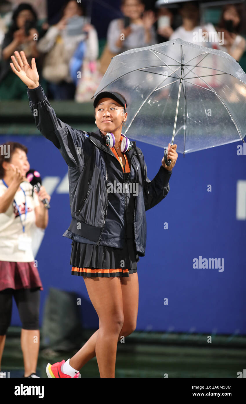 Osaka, Japan. 20 Sep, 2019. Naomi Osaka Japan reagiert auf Zuschauer als ihr Viertelfinale Spiel ist fällig bei den Toray Pan Pacific Open Tennis Turnier in Osaka zu Regen, westlichen Japan am Freitag, 20. September 2019 ausgesetzt. Credit: Yoshio Tsunoda/LBA/Alamy leben Nachrichten Stockfoto