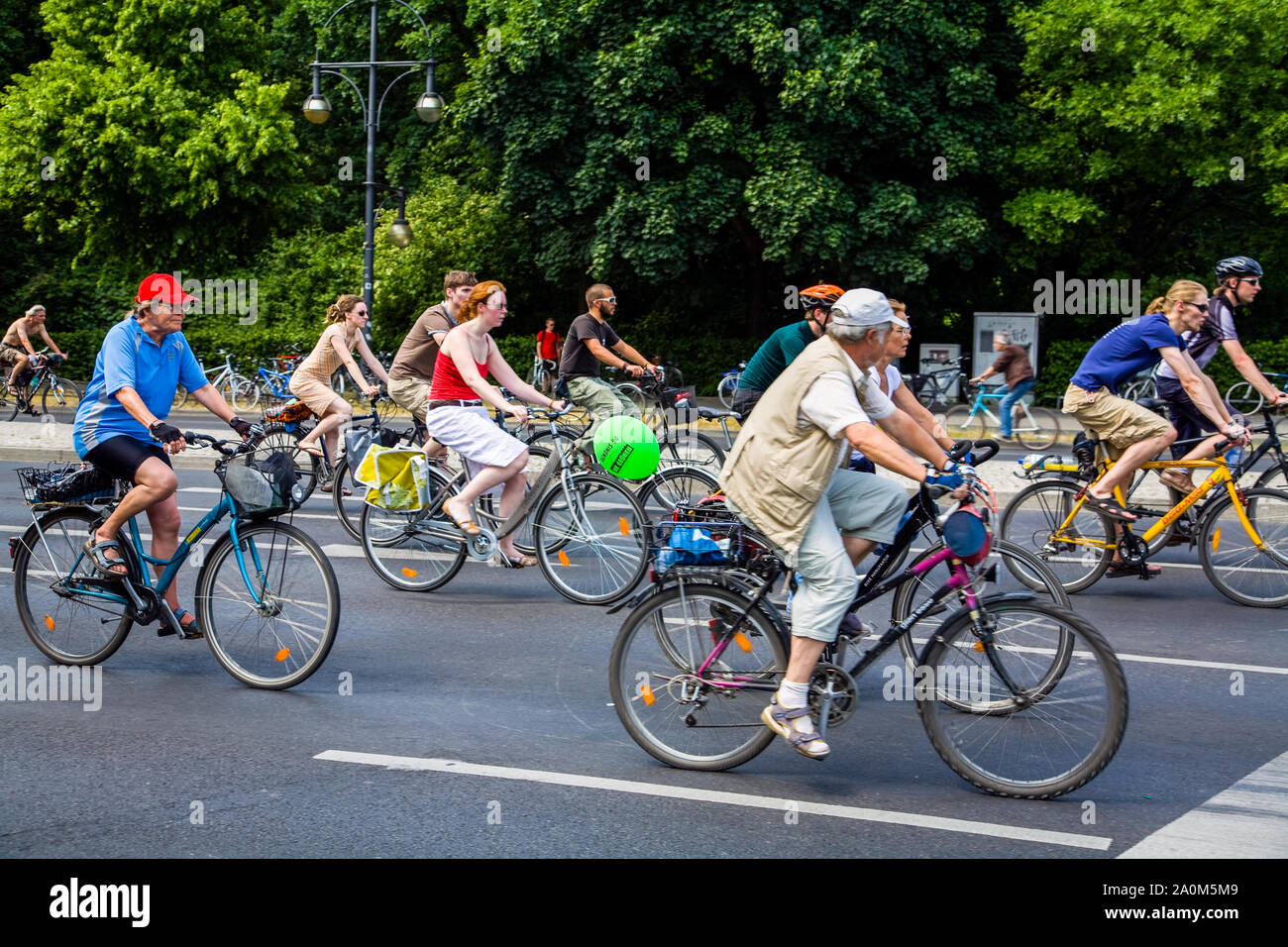 Berliner Reiten durch die Stadt im Juni 2008 die breite Nutzung der Fahrräder Berlin Deutschland zu feiern. Stockfoto