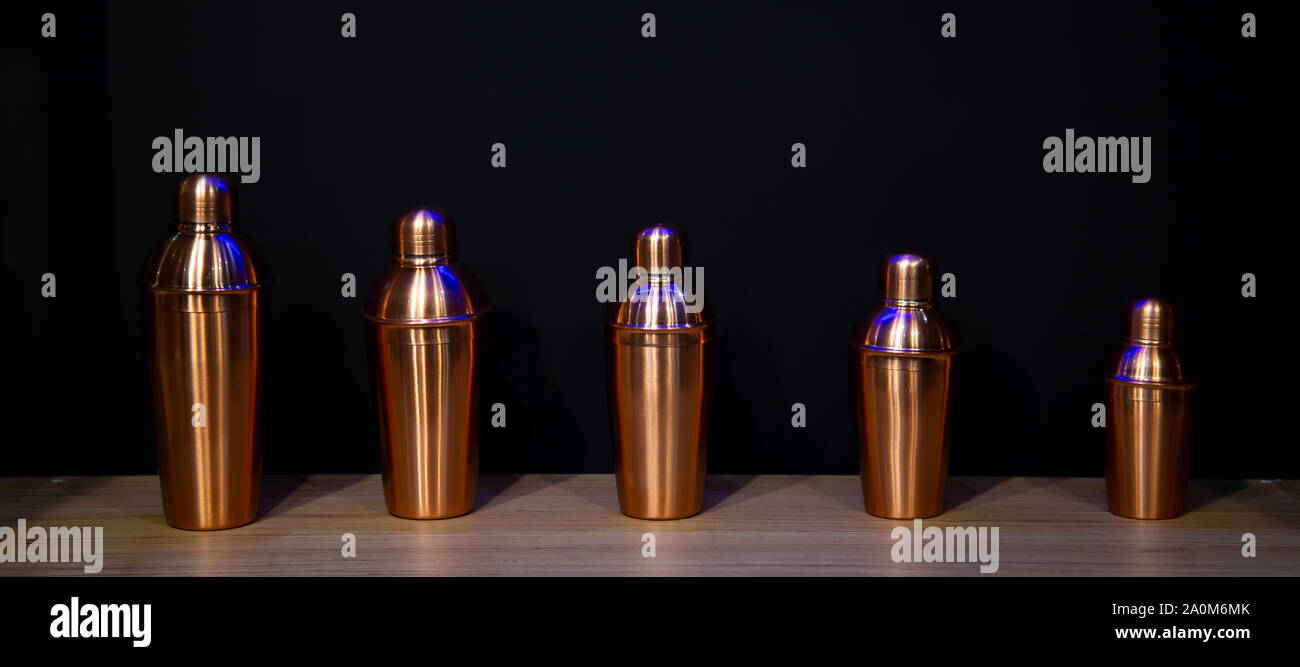 5 Stk. Verschiedene Größe von Kupfer Cocktail Shaker Stockfoto