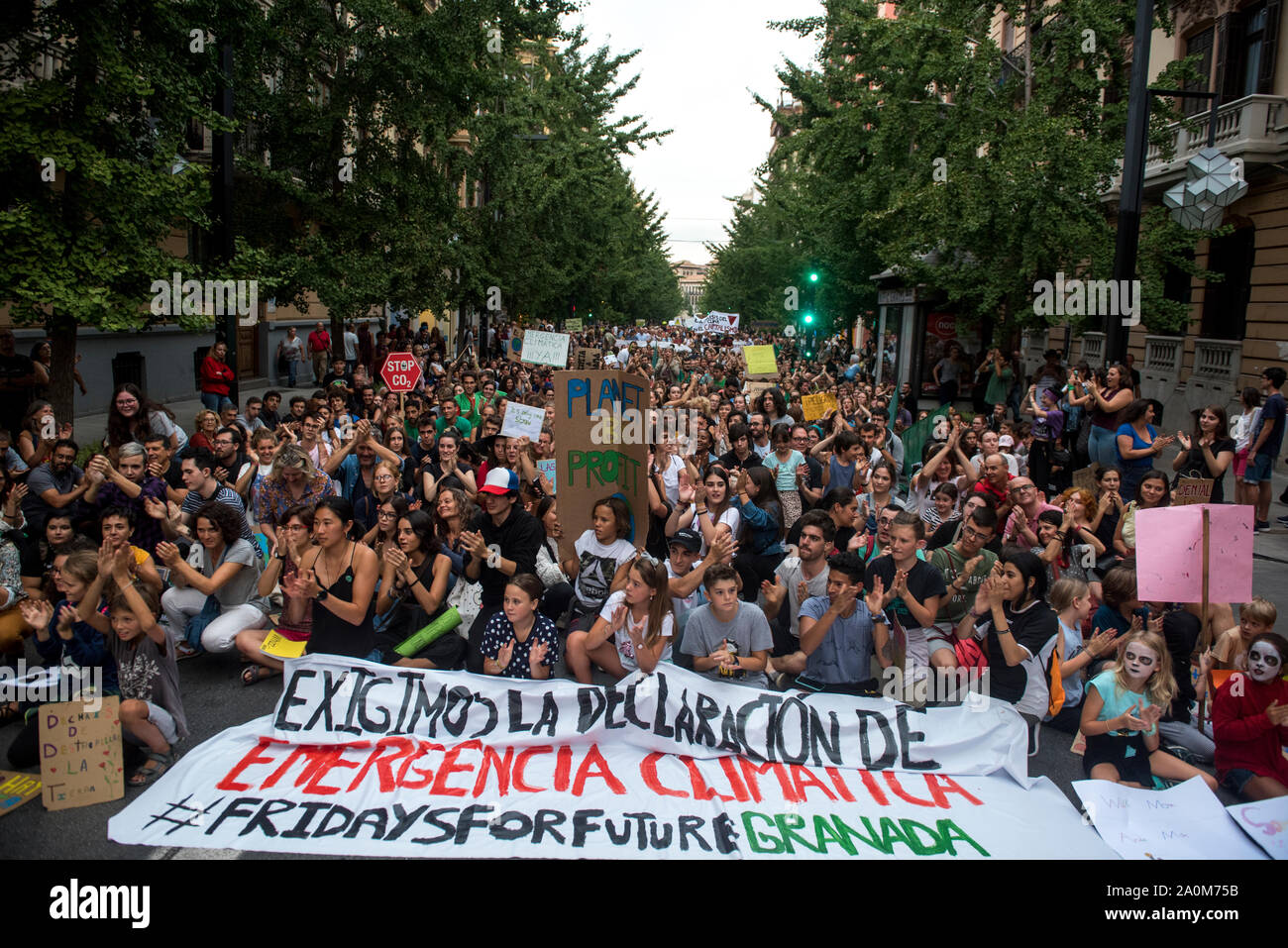 Granada, Spanien. 20 Sep, 2019. Die Demonstranten sitzen auf der Straße, wie sie Teil während der Demonstration nehmen. Mehr als fünfhundert Menschen in Granada versammelt haben, während der "Freitag für zukünftige "Protest zu fragen für einen Zustand der klimatischen Notfall deklariert werden. Credit: SOPA Images Limited/Alamy leben Nachrichten Stockfoto