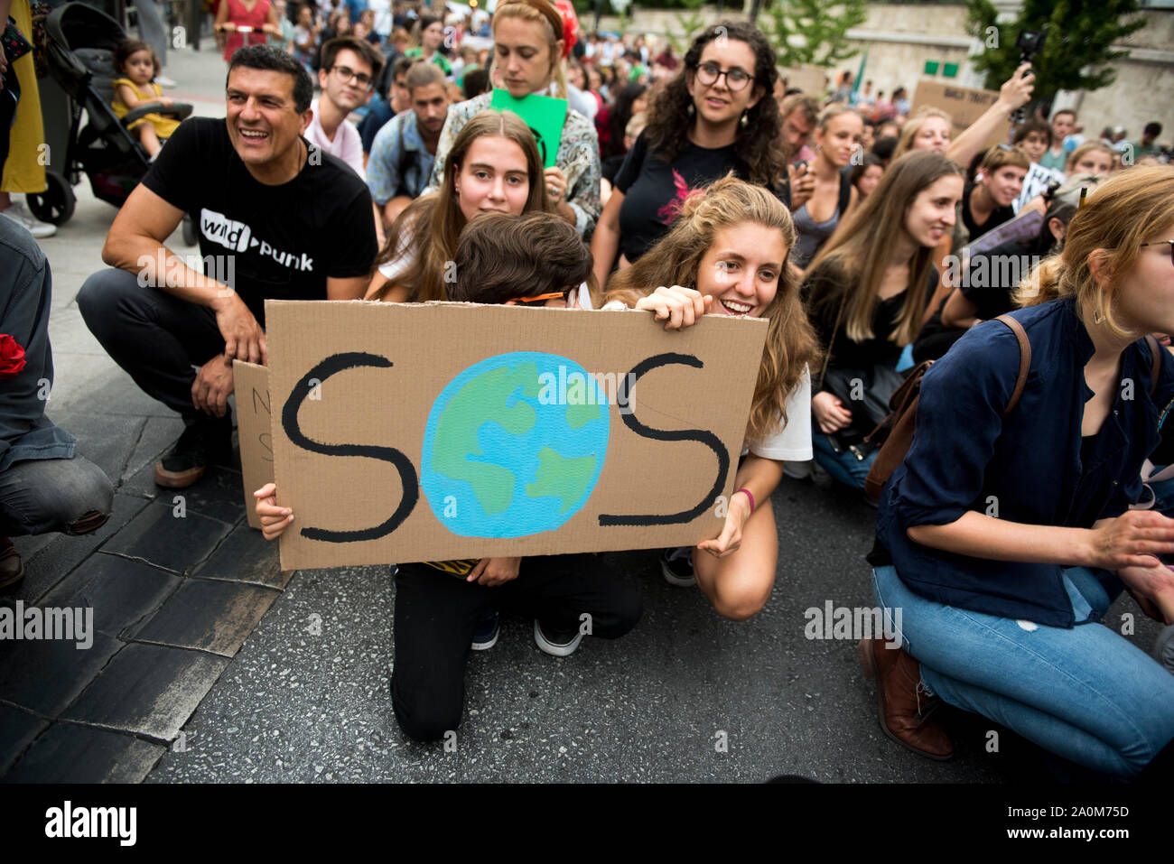 Granada, Spanien. 20 Sep, 2019. Die Demonstranten halten Sie ein Plakat während der Demonstration. Mehr als fünfhundert Menschen in Granada versammelt haben, während der "Freitag für zukünftige "Protest zu fragen für einen Zustand der klimatischen Notfall deklariert werden. Credit: SOPA Images Limited/Alamy leben Nachrichten Stockfoto