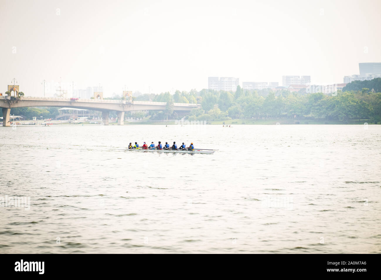 Putrajaya, Malaysia - 6. September 2019: Drachenboot racer Praxis am See in der Nähe von Taman Botanischer. Stockfoto