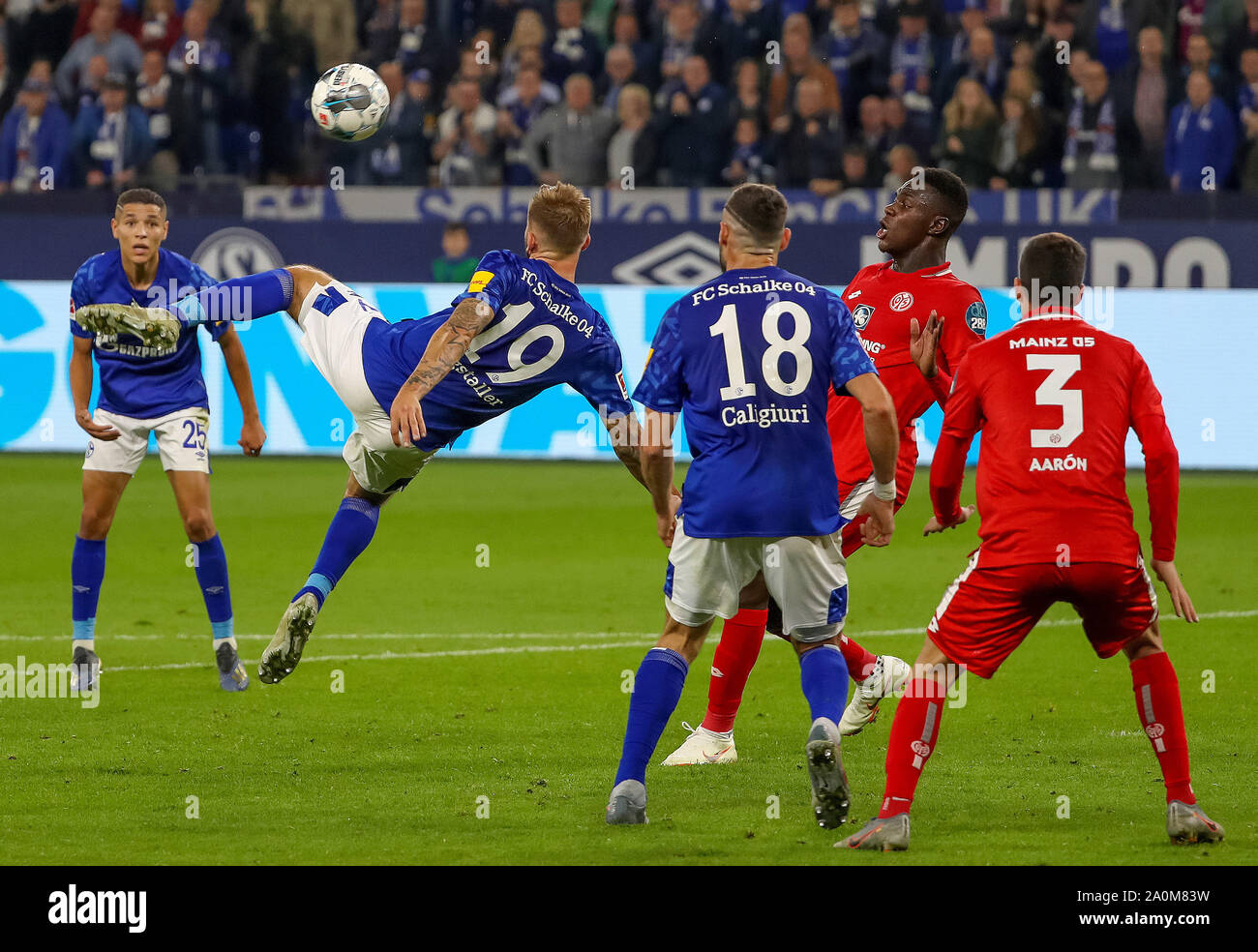 Gelsenkirchen, Deutschland. 20 Sep, 2019. Guido Burgstaller (2 L) von Schalke 04 schießt während der Bundesliga Fußballspiel zwischen dem FC Schalke 04 und FSV Mainz 05 in Gelsenkirchen, Deutschland, Sept. 20, 2019. Quelle: Joachim Bywaletz/Xinhua Stockfoto