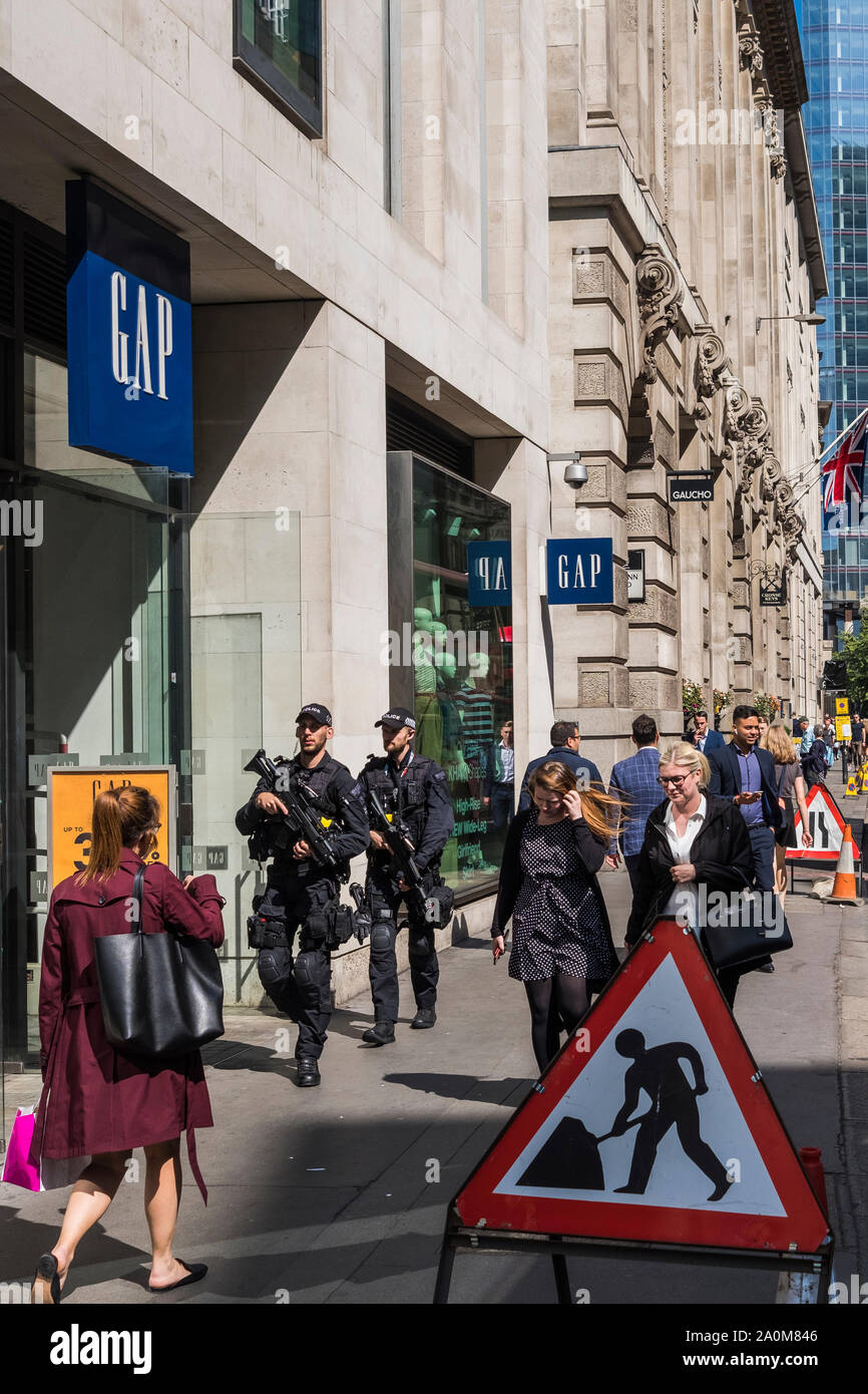 Bewaffnete Polizisten patrouillieren die Straßen der Hauptstadt, City of London, England, Großbritannien Stockfoto