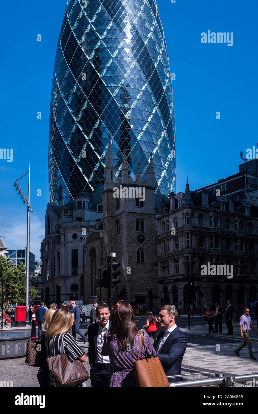 Stadt Arbeitnehmer in Gruppe sprechen unter The Gherkin Building, City of London, England, Großbritannien Stockfoto