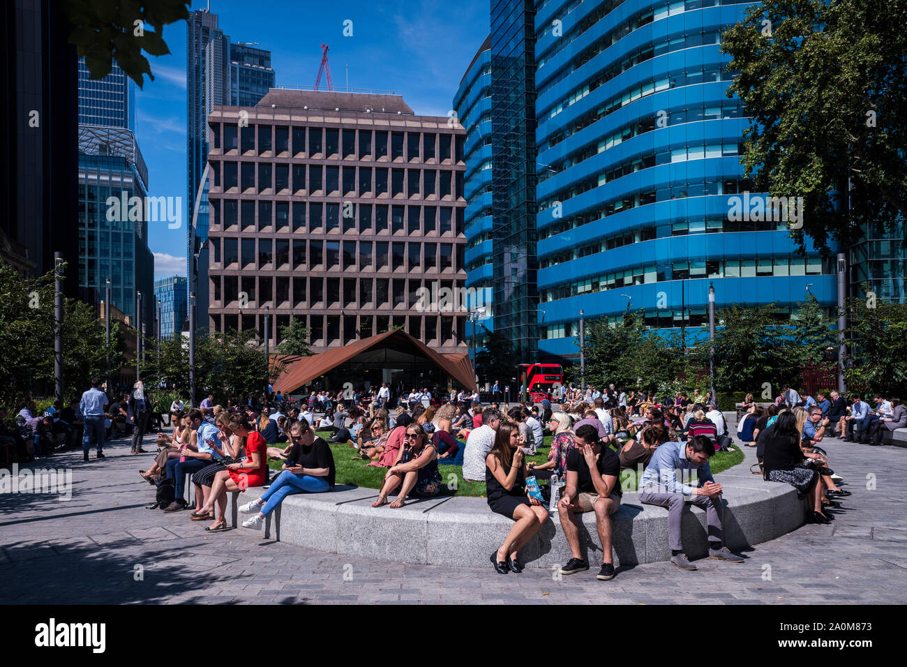 Stadt Arbeitnehmer genießen Sie den Sommer Sonne, Aldgate Square, London, England, Großbritannien Stockfoto