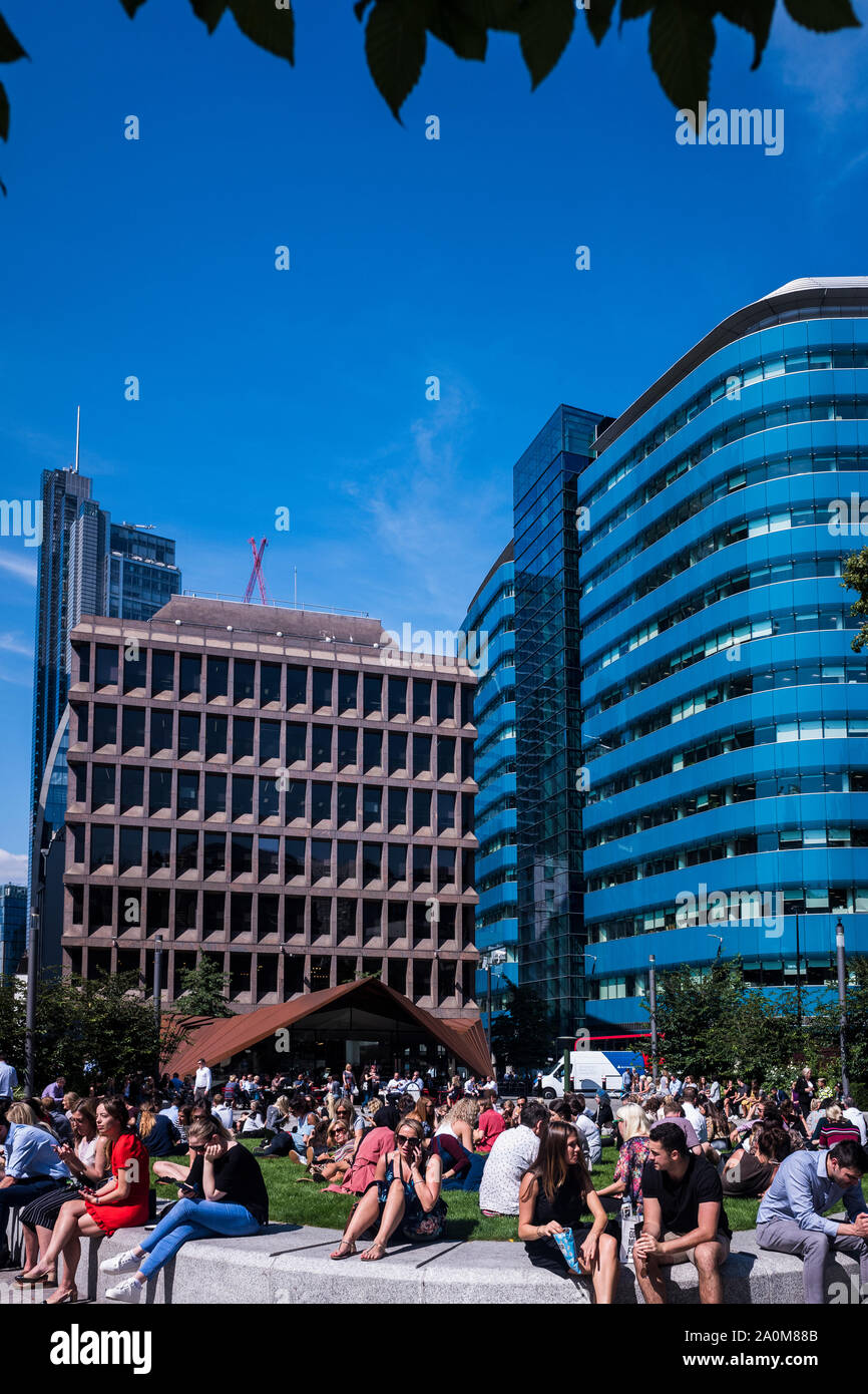 Stadt Arbeitnehmer genießen Sie den Sommer Sonne, Aldgate Square, London, England, Großbritannien Stockfoto
