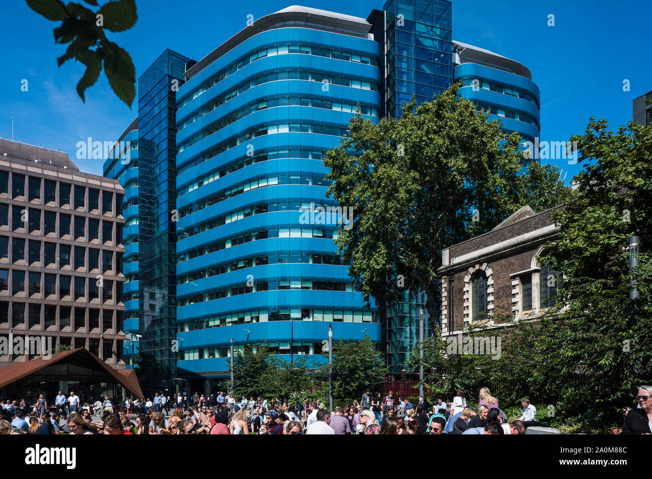 Stadt Arbeitnehmer genießen Sie den Sommer Sonne, Aldgate Square, London, England, Großbritannien Stockfoto