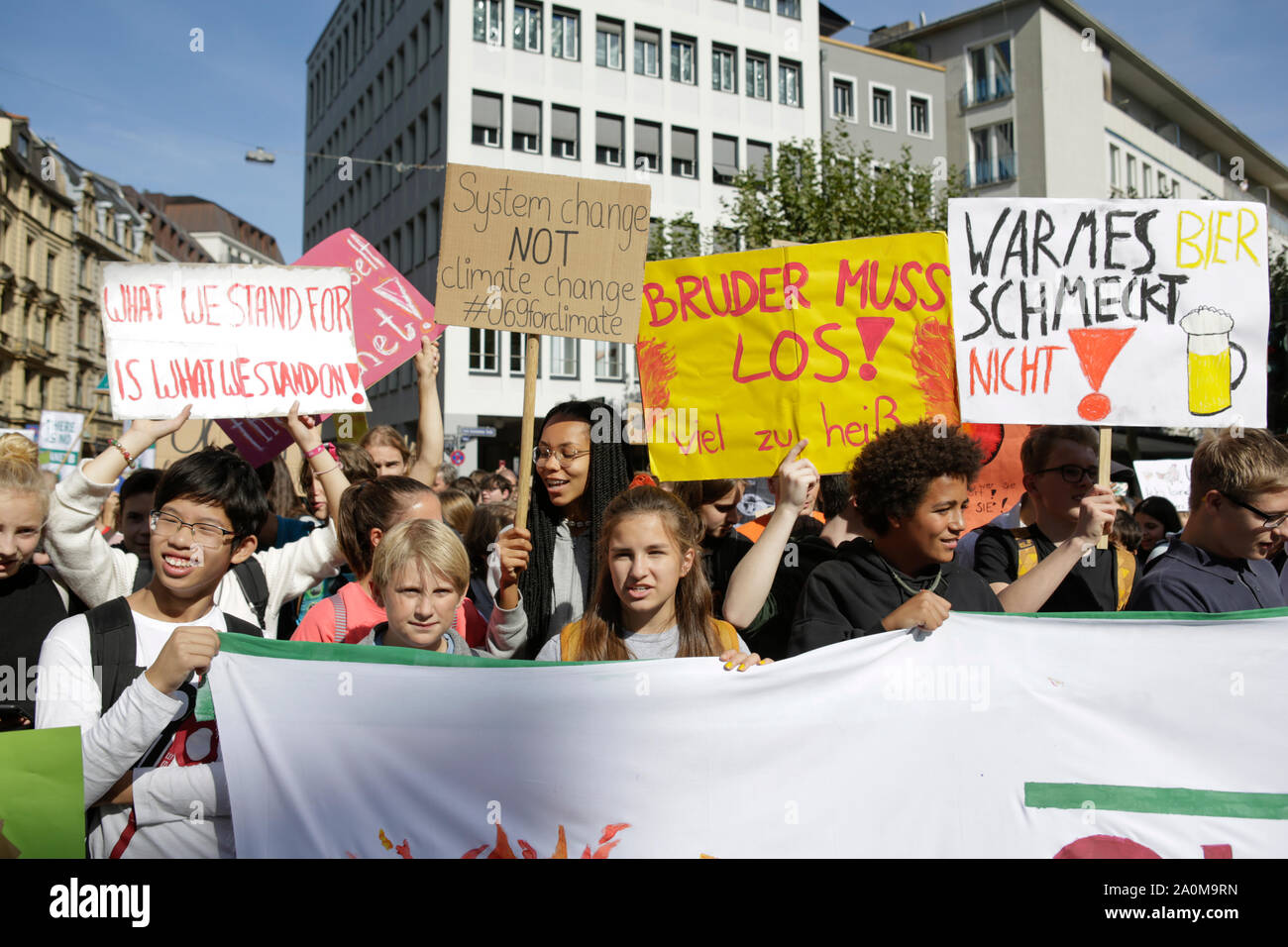 Frankfurt am Main, Deutschland. 20 Sep, 2019. Die demonstranten März mit Zeichen durch Frankfurt. Über 20.000 junge Menschen marschierten durch Frankfurt gegen den Klimawandel zu protestieren und für die Einführung von Messungen gegen Sie. Der Protest war ein Teil einer globalen Klima Streik stattfand, weltweit, einschließlich in über 500 Städten in Deutschland. (Foto von Michael Debets/Pacific Press) Quelle: Pacific Press Agency/Alamy leben Nachrichten Stockfoto