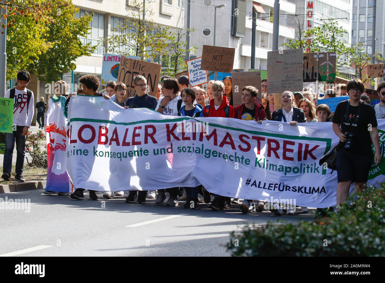 Frankfurt am Main, Deutschland. 20 Sep, 2019. Die Demonstranten tragen die "globale Klima Strike' banner an der Vorderseite des März. Über 20.000 junge Menschen marschierten durch Frankfurt gegen den Klimawandel zu protestieren und für die Einführung von Messungen gegen Sie. Der Protest war ein Teil einer globalen Klima Streik stattfand, weltweit, einschließlich in über 500 Städten in Deutschland. (Foto von Michael Debets/Pacific Press) Quelle: Pacific Press Agency/Alamy leben Nachrichten Stockfoto