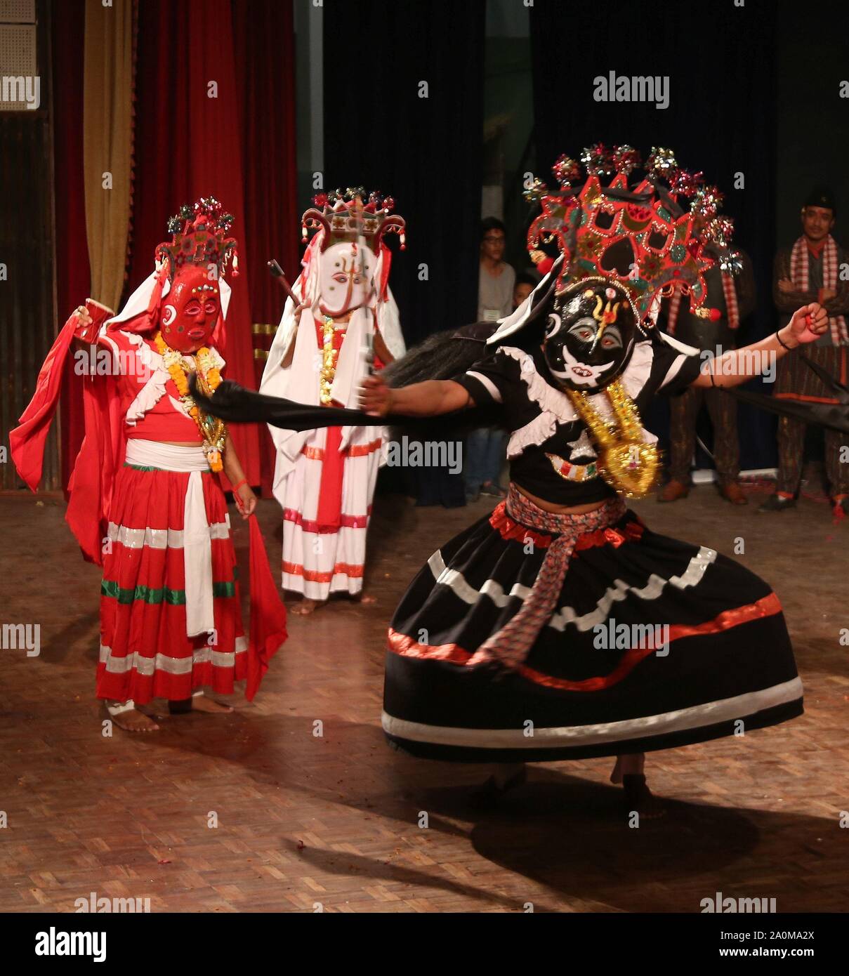 Kathmandu, Nepal. 20 Sep, 2019. Leute, verkleidet als Gottheit Bhairav während einer Veranstaltung durchführen Argakhanchi Bhariav Tanz der Bezirk in Kathmandu zu fördern. Bhairav Tanz ist eine traditionelle und alte Tanz beliebt bei den Newar Gemeinschaft im ganzen Land, die während des Festivals durchgeführt wird. (Foto durch Archana Shrestha/Pacific Press) Quelle: Pacific Press Agency/Alamy leben Nachrichten Stockfoto