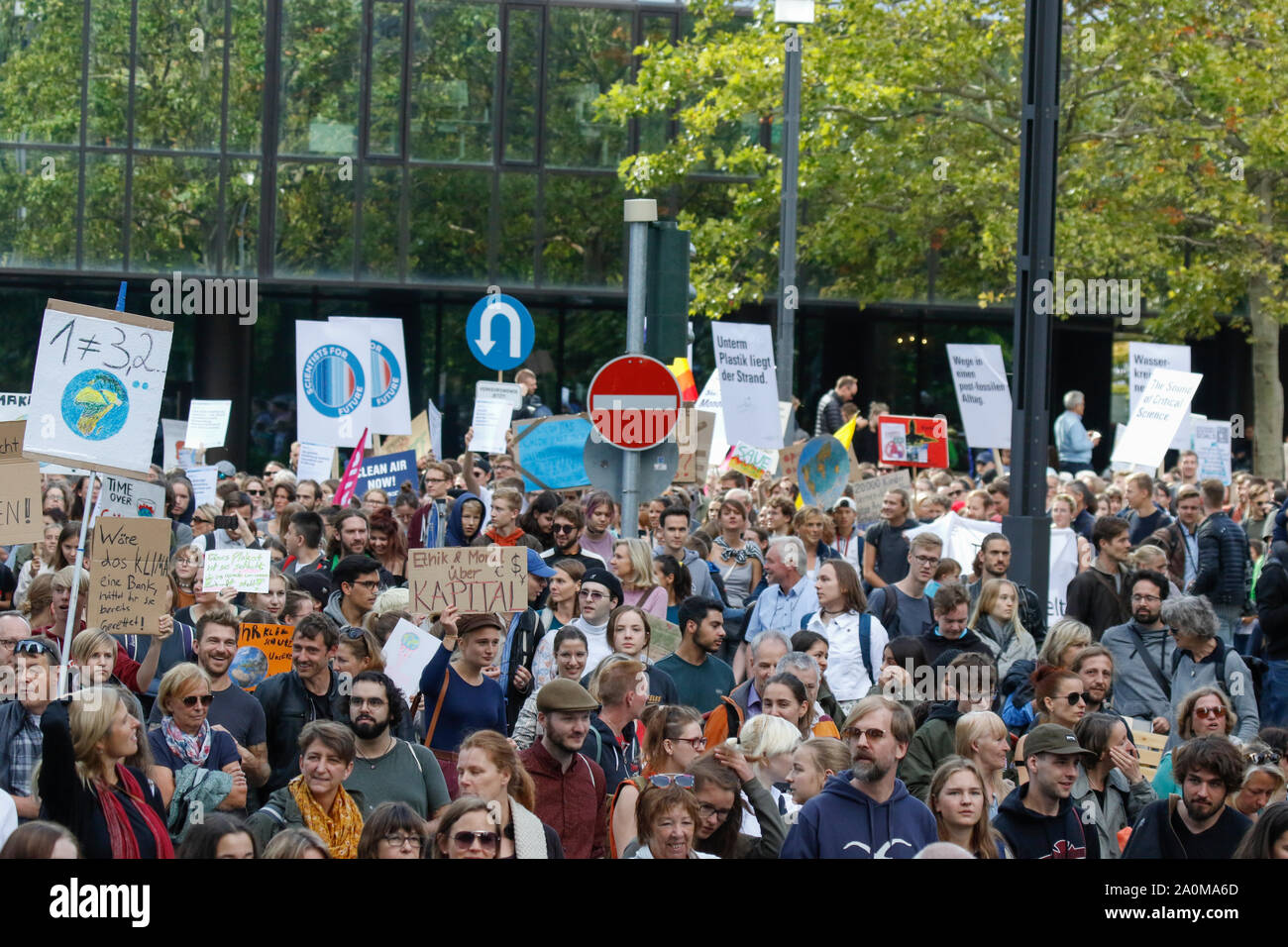 Frankfurt am Main, Deutschland. 20 Sep, 2019. Tausende Demonstranten März durch die Frankfurter Innenstadt selbst tragen. Zeichen. Über 20.000 junge Menschen marschierten durch Frankfurt gegen den Klimawandel zu protestieren und für die Einführung von Messungen gegen Sie. Der Protest war ein Teil einer globalen Klima Streik stattfand, weltweit, einschließlich in über 500 Städten in Deutschland. (Foto von Michael Debets/Pacific Press) Quelle: Pacific Press Agency/Alamy leben Nachrichten Stockfoto