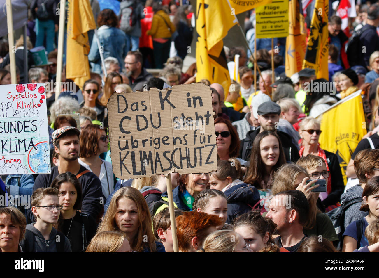 Frankfurt am Main, Deutschland. 20 Sep, 2019. Tausende Demonstranten stand mit selbst gemachten Zeichen hören sich die Redner bei der Eröffnung Rallye. Über 20.000 junge Menschen marschierten durch Frankfurt gegen den Klimawandel zu protestieren und für die Einführung von Messungen gegen Sie. Der Protest war ein Teil einer globalen Klima Streik stattfand, weltweit, einschließlich in über 500 Städten in Deutschland. (Foto von Michael Debets/Pacific Press) Quelle: Pacific Press Agency/Alamy leben Nachrichten Stockfoto