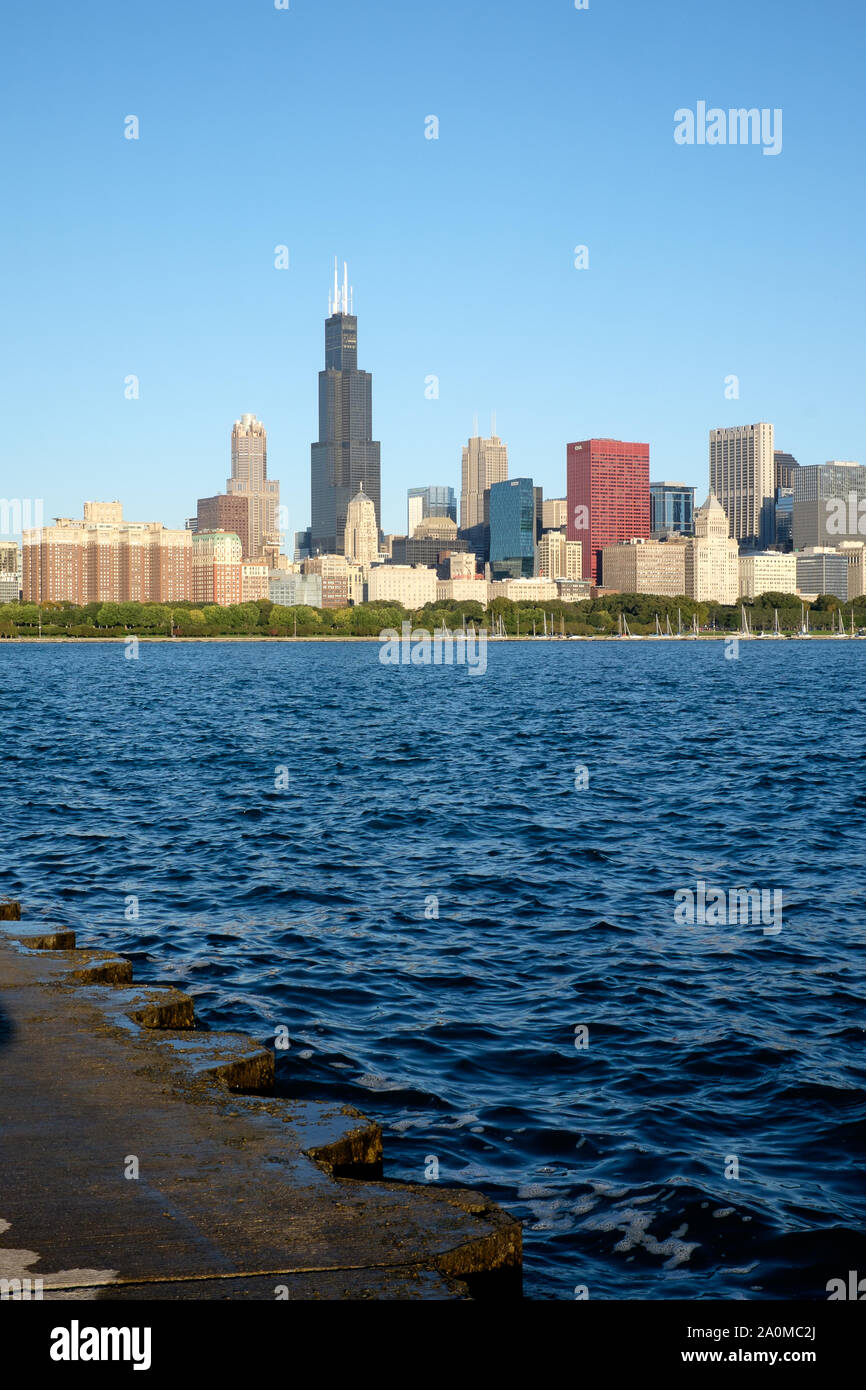 Die Chicago, IL Skyline steht hoch über dem Michigan See auf einem warmen Herbst. Stockfoto